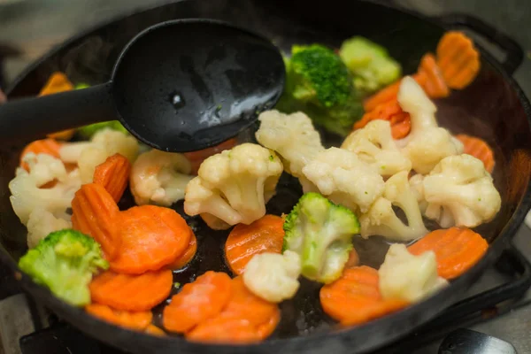 Főzés sült zöldségek egy serpenyőben. Az egészséges vegetáriánus étel fogalma, diétás. — Stock Fotó