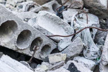 Yıkılan bina yapıları. Takviye ile kırık betonarme bloklar.