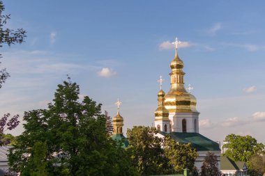 Yeşil ağaçlarda kilise kubbeleri ile şehrin görünümü. Yaz aylarında ağaçlarla çevrili kiliseler.