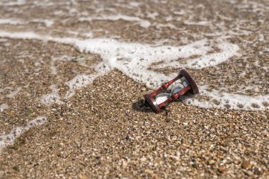 Kumsalda bir dalga saati, okyanus. Zamanın geçinin kavramı.