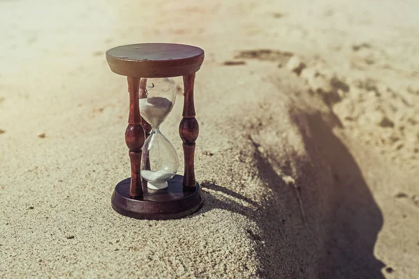 Clessidra sulla sabbia. Il concetto di tempo . — Foto Stock