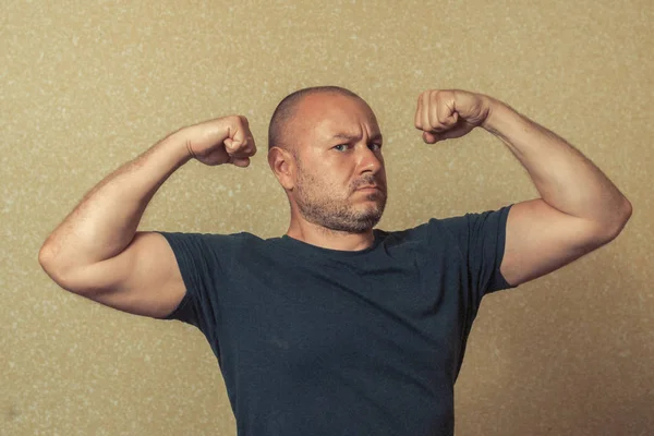 Homem Meia Idade Com Cabelo Curto Mostra Músculos Imagem Engraçada — Fotografia de Stock