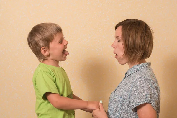 Mamma och Lille son spelar tillsammans. Samspelet mellan mor och barn. — Stockfoto