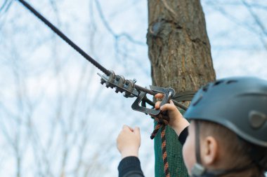 Küçük bir çocuk engelli parkurdan geçiyor. Parkta temiz havada çocuğun aktif fiziksel rekreasyon. Çocuklar için eğitim.