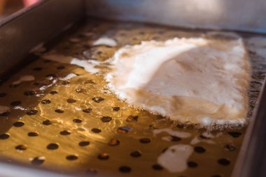 Pişirme cheburek, yağda et ile kızarmış börek.