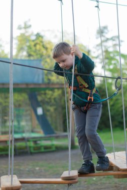 Halat parkında küçük bir çocuk. Parkta temiz havada çocuğun aktif fiziksel rekreasyon. Çocuklar için eğitim.