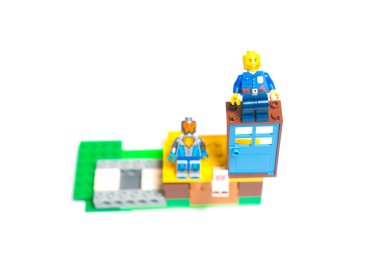 Kiev, Ukrayna, - 19 Haziran 2019: Lego Designer'dan el sanatları beyaz bir arka plan üzerinde izole edildi.