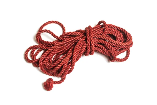 Corde de jute rouge pour shibari isolée sur fond blanc . — Photo