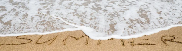 La palabra Verano escrito en la playa, el océano en la arena borrado por la ola. El concepto del final de las vacaciones de verano . —  Fotos de Stock