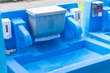 Parkta Plastik açık mobil lavabo.