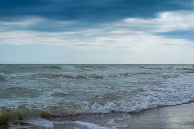 Denizde dalgalar. Kıyıdan görünüm.