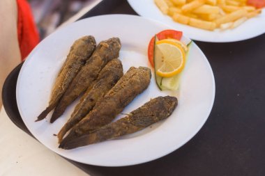 Bir tabakta deniz kızarmış goby.