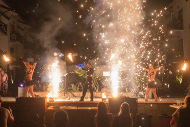 Gribovka, Odessa region, Ukrayna- 17 Haziran 2019: Sanatçılar sahnede ateşle bir gösteri sergiliyor.