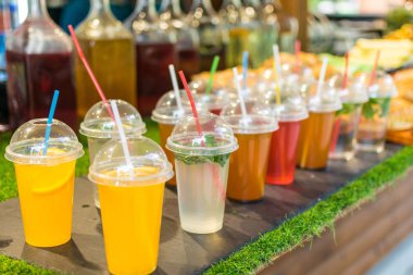 Tüplerile plastik bardak birçok farklı renkli kokteyller.