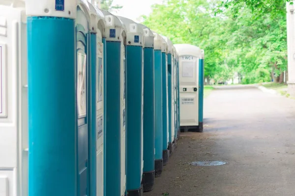 Yaz aylarında parkta mobil tuvaletler.