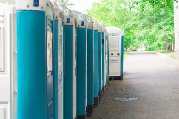 Мобильные туалеты в парке летом
.