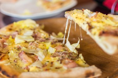 Masada taze yapılmış pizza. Yemek yemeye hazırlanma.