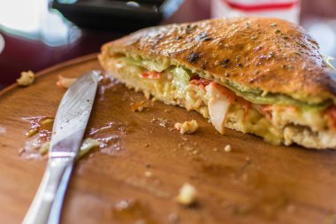 Panini, taze sebze ve et ile kızarmış ekmek.