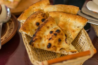 Bir sepet içinde baharatlı ekmek dilimleri.