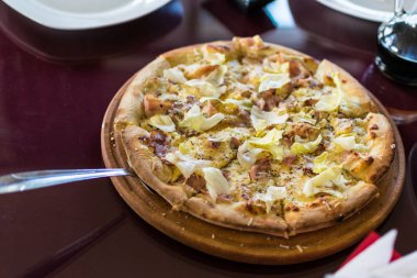 Masada taze yapılmış pizza. Yemek yemeye hazırlanma.