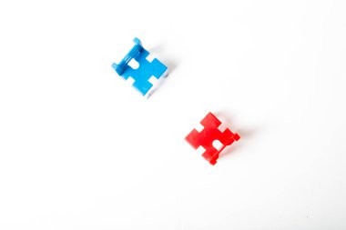 Müzakere kavramı, tartışma. Beyaz arka plan üzerinde izole iki oyuncak sandalye.