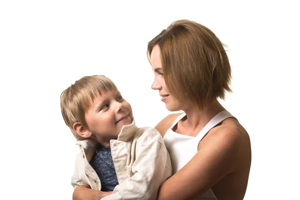 Щаслива мама і маленький син обіймаються ізольовано на білому тлі. стосунків матері та дитини . — стокове фото
