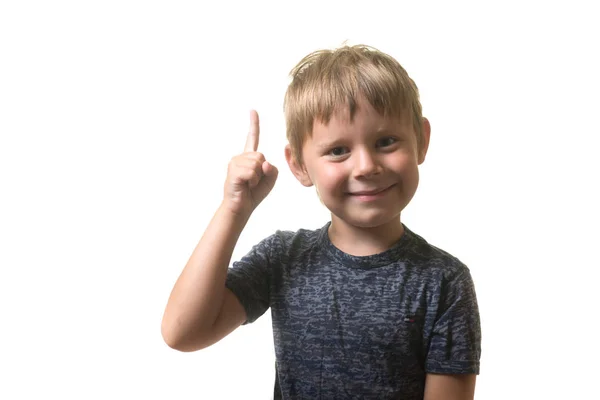 Porträt eines kleinen Jungen, der von einer Idee begeistert ist. Ein Junge hält seinen Zeigefinger isoliert auf weißem Hintergrund in die Höhe. — Stockfoto