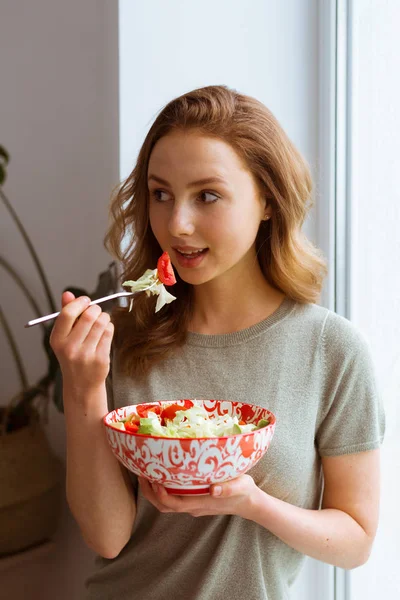 Piękne dopasowanie kobieta jedzenia zdrowej sałatki. Kuchnia wegetariańska, koncepcja zdrowego stylu życia. — Zdjęcie stockowe