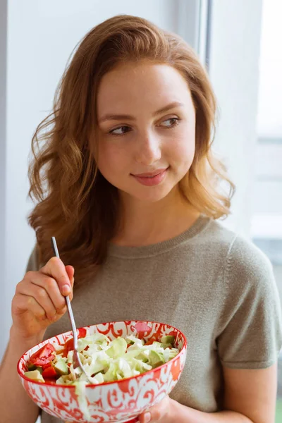 Красивая здоровая женщина ест здоровый салат. Вегетарианское питание, концепция здорового образа жизни . — стоковое фото