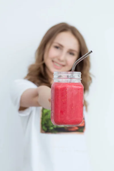 有機食品。新鮮な生緑デトックス野菜ジュースを飲んで健康な食べる女性。健康的なライフ スタイル、菜食主義の食事。スムージーを飲みます。栄養の概念。ダイエット. — ストック写真