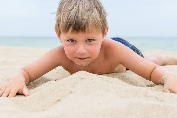 Chlapeček se baví na pláži. Zbytek dítěte na moři, oceán. — Stock fotografie
