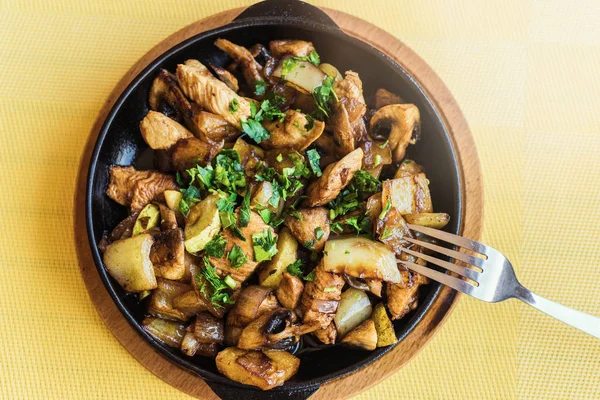 Fried potatoes with vegetables and meat in a pan. — Stock Photo, Image