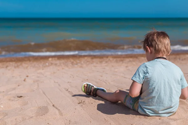 समुद्र तट पर सुखद छोटा लड़का, महासागर। समुद्र तट पर गर्मियों में छुट्टी बच्चे। बच्चों की खुशी . — स्टॉक फ़ोटो, इमेज