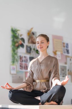 Lotus'ta oturan genç çekici kız. Meditasyon, sakin düşünceler kavramı.