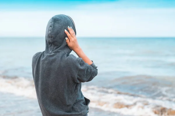 Gerginlik, depresyon, olumsuz duygular içinde bir kadın ellerini denize, okyanusa doğru tutuyor.. — Stok fotoğraf