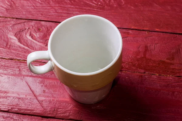 Tazza vuota su sfondo di legno di colore chiaretto . — Foto Stock