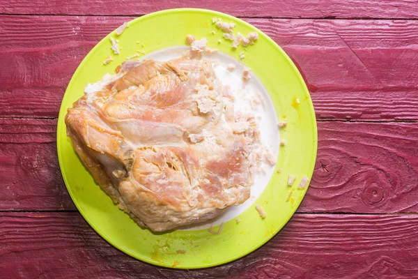 Egy darab sült pulyka filé egy tányéron, fa bordó színű háttérrel. — Stock Fotó