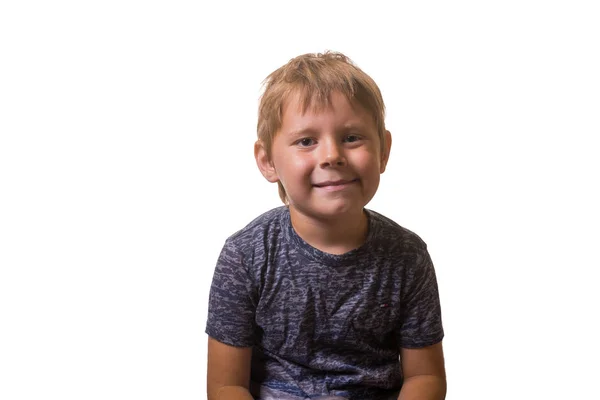 Retrato de niño atractivo en camiseta aislada sobre fondo blanco . — Foto de Stock