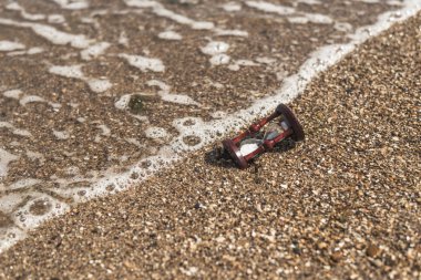 Kumsalda bir dalga saati, okyanus. Zamanın geçinin kavramı.