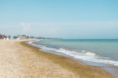 Denizde dalgalar, okyanus. Yaz aylarında öğleden sonra kıyıdan deniz manzarası.