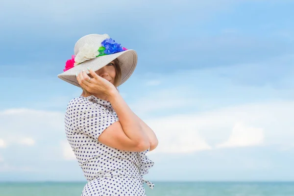 Medelålders kvinna i hatt och klänning på havsstranden, Ocean. Fritid, semester, Serenity, frihet Concept. — Stockfoto