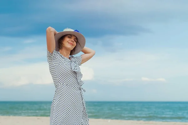 Medelålders kvinna i hatt och klänning på havsstranden, Ocean. Fritid, semester, Serenity, frihet Concept. — Stockfoto