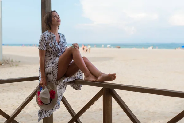 Kvinnan slappnar på verandan nära havet, havet. Vila på kusten, havet. Vacation Concept. — Stockfoto