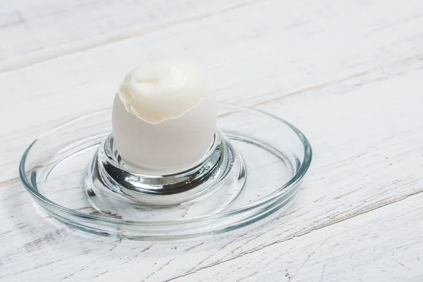 Huevo de pollo hervido sobre un fondo de madera blanca . — Foto de Stock