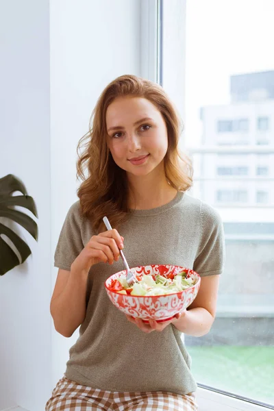 健康的なサラダを食べる美しいフィット女性。ベジタリアン料理、健康的なライフスタイルコンセプト. — ストック写真