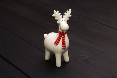 Karanlık bir arka planda oyuncak geyik.