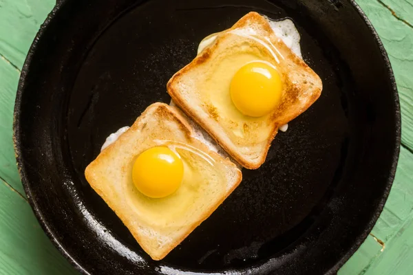 Faire cuire le pain grillé avec l'oeuf frit dans une poêle. Sandwich avec oeuf de poulet. Snack, petit déjeuner . — Photo