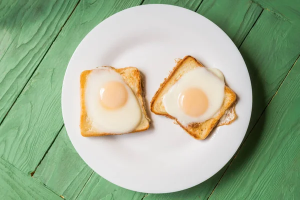 Тост с яичницей на белой тарелке. Сэндвич с куриным яйцом. Закуска, завтрак . — стоковое фото