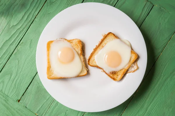 Toast avec oeuf frit sur une assiette blanche. Sandwich avec oeuf de poulet. Snack, petit déjeuner . — Photo