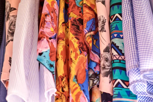 Различные разноцветные ткани. Выбор текстиля . — стоковое фото